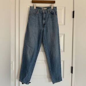Levi's High Waisted Mom Jean 100% cotton size 28 medium wash